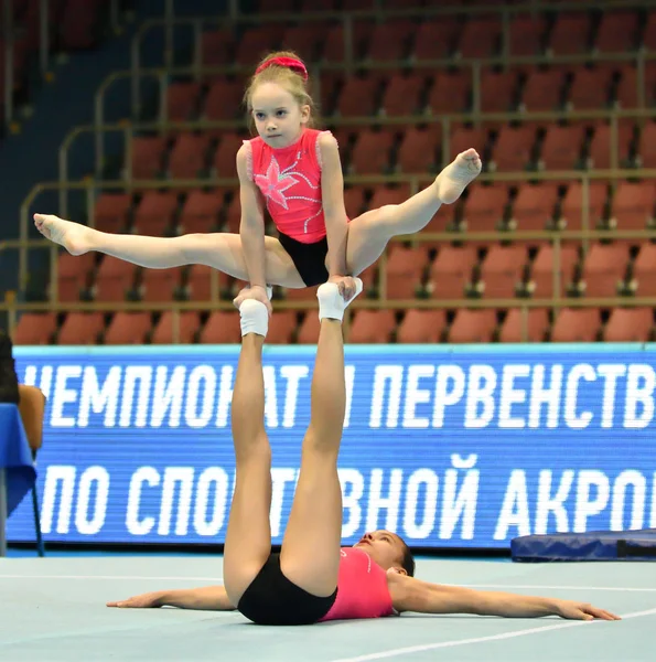 Оренбург, Россия, 14 декабря 2017 года: девушка соревнуется в спортивной акробатике Лицензионные Стоковые Фото