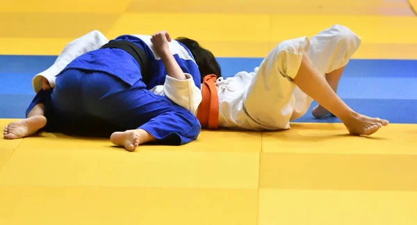 Meninas competem no judô — Fotografia de Stock