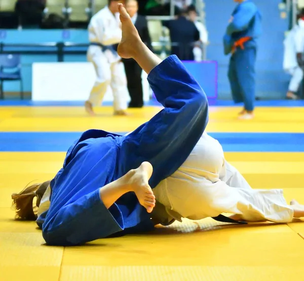 Mädchen messen sich im Judo — Stockfoto