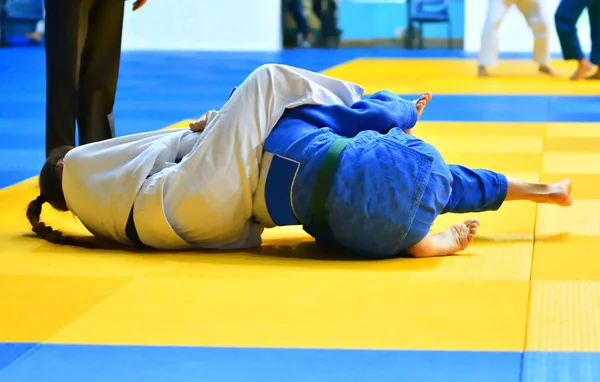 Dziewczyny konkurować w Judo — Zdjęcie stockowe