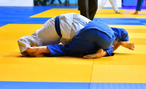 Meisjes concurreren in Judo — Stockfoto