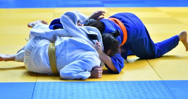 Mädchen messen sich im Judo — Stockfoto