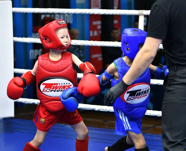 Orenburg, Russie - 20 octobre 2019 : Les garçons concourent en boxe thaïlandaise — Photo