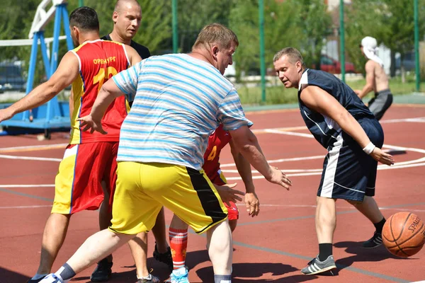 Orenburg, Ryssland - 30 juli 2017 år: män spela Street basket — Stockfoto