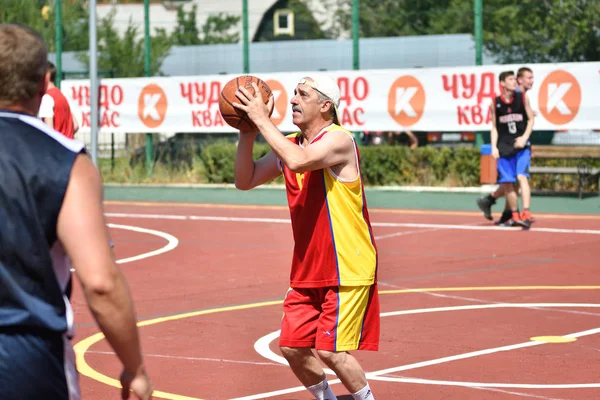 Orenburg, Ryssland - 30 juli 2017 år: män spela Street basket — Stockfoto