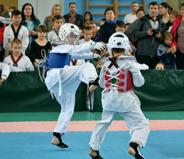 Orenburg, Oroszország - 2019. október 19.: A fiúk taekwondóban versenyeznek — Stock Fotó
