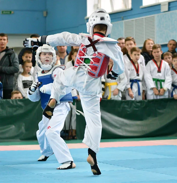 Orenburg, Oroszország - 2019. október 19.: A fiúk taekwondóban versenyeznek — Stock Fotó