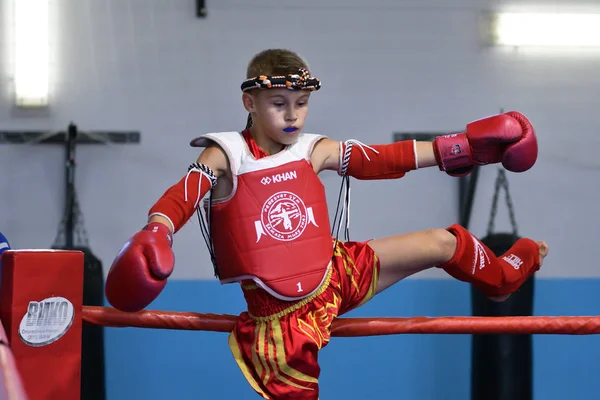 Orenburg, Russie - 20 octobre 2019 : Les garçons concourent en boxe thaïlandaise — Photo