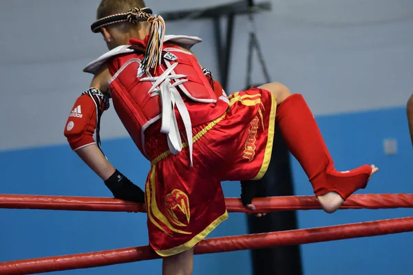 Orenburg, Rusko - 20. října 2019: Kluci soutěží v thajském boxu — Stock fotografie