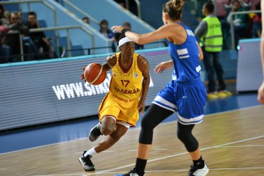 Orenburg, Rusya - 3 Ekim 2019: Kızlar basketbol oynar