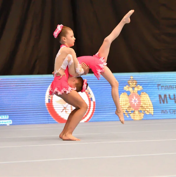 Orenburg, Russia, 14 dicembre 2017 anno: le ragazze gareggiano nelle acrobazie sportive — Foto Stock