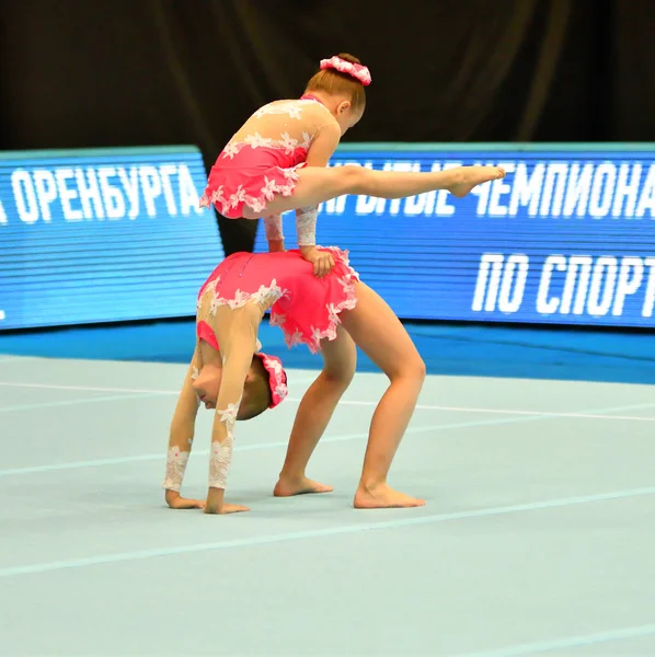 Orenburg, Rússia, 14 de dezembro de 2017 ano: menina competir em acrobacias esportivas — Fotografia de Stock