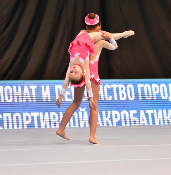 Orenburg, Russia, December 14, 2017 year: girl compete in sports acrobatics — Stock Photo, Image