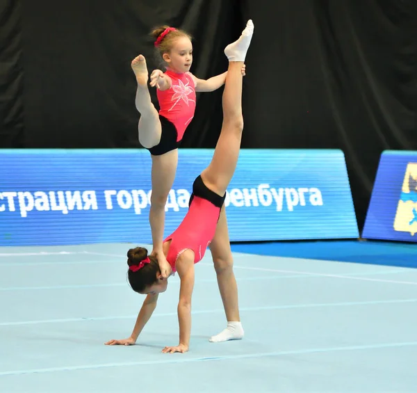 Orenburg, Rusia, 14 de diciembre de 2017 año: chica compite en acrobacias deportivas — Foto de Stock