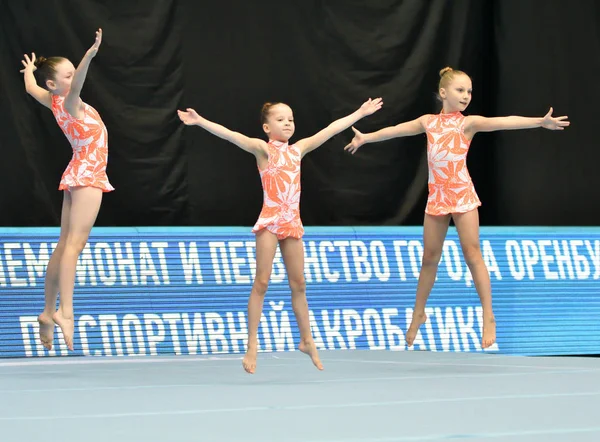 오렌부르크, 러시아, 2017년 12월 14일: 여자 스포츠 곡예 경쟁 — 스톡 사진