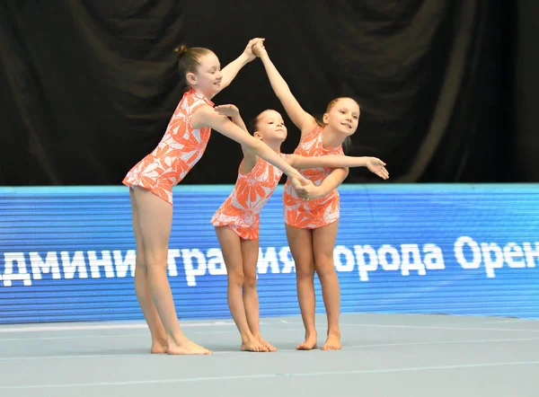 Orenburg, Rússia, 14 de dezembro de 2017 ano: menina competir em acrobacias esportivas — Fotografia de Stock