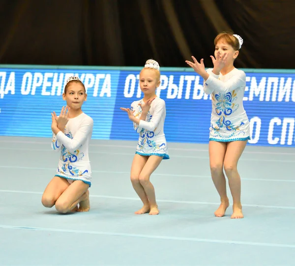 Orenburg, Rússia, 14 de dezembro de 2017 ano: menina competir em acrobacias esportivas — Fotografia de Stock