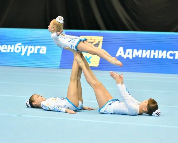 Orenburg, Russia, 14 dicembre 2017 anno: le ragazze gareggiano nelle acrobazie sportive — Foto Stock