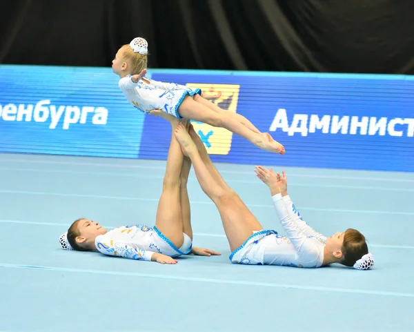 Orenburg, Rússia, 14 de dezembro de 2017 ano: menina competir em acrobacias esportivas — Fotografia de Stock