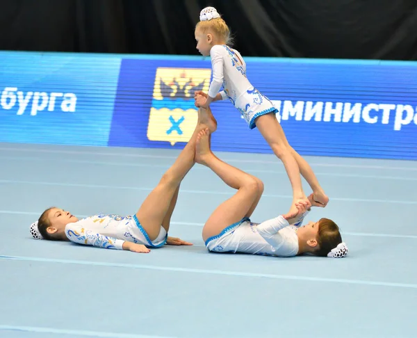 Orenburg, Rusia, 14 de diciembre de 2017 año: chica compite en acrobacias deportivas —  Fotos de Stock