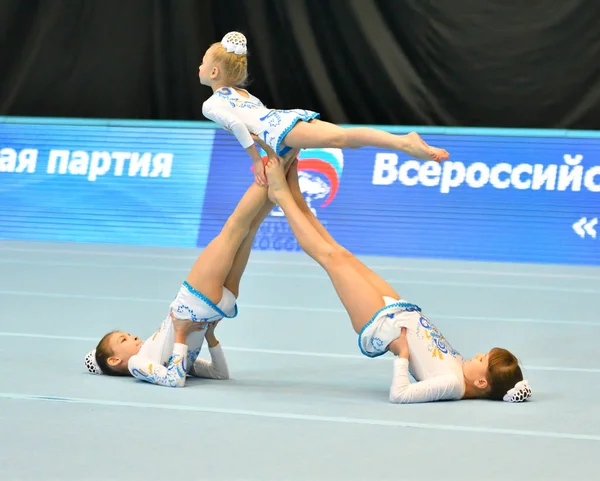 Orenburg, Rusia, 14 de diciembre de 2017 año: chica compite en acrobacias deportivas —  Fotos de Stock