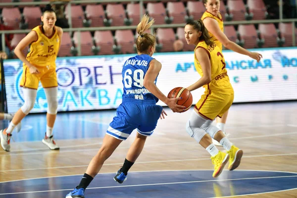 Orenburg, Rusko - 3. října 2019: Dívky hrají basketbal — Stock fotografie