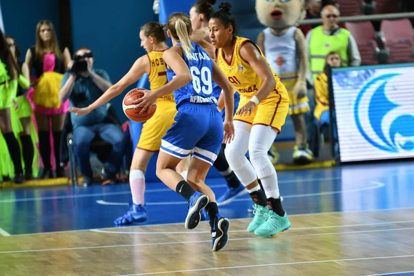 Orenburg, Rusko - 3. října 2019: Dívky hrají basketbal — Stock fotografie