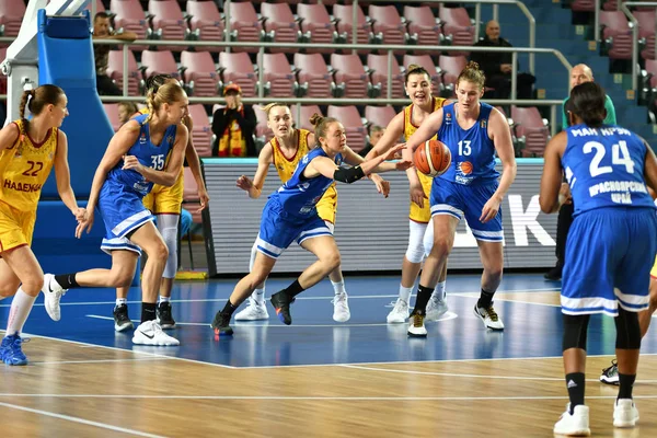 Orenburg, Rusia - 3 de octubre de 2019: Las niñas juegan al baloncesto —  Fotos de Stock