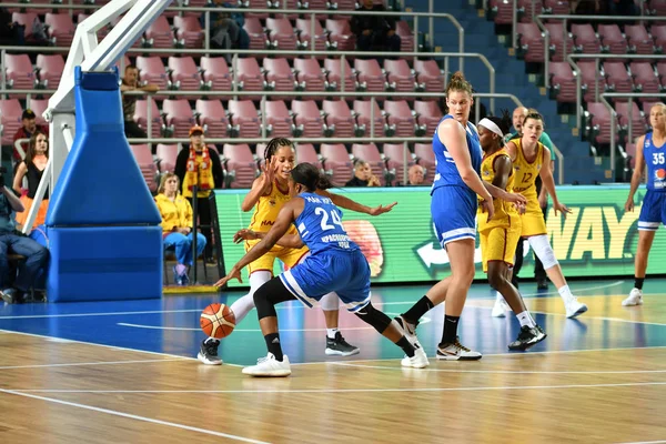 Orenburg, Rusko - 3. října 2019: Dívky hrají basketbal — Stock fotografie