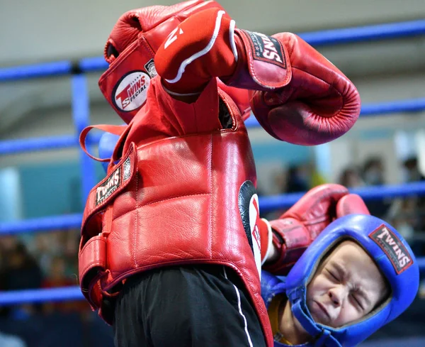 Orenburg, Russie - 20 octobre 2019 : Les garçons concourent en boxe thaïlandaise — Photo