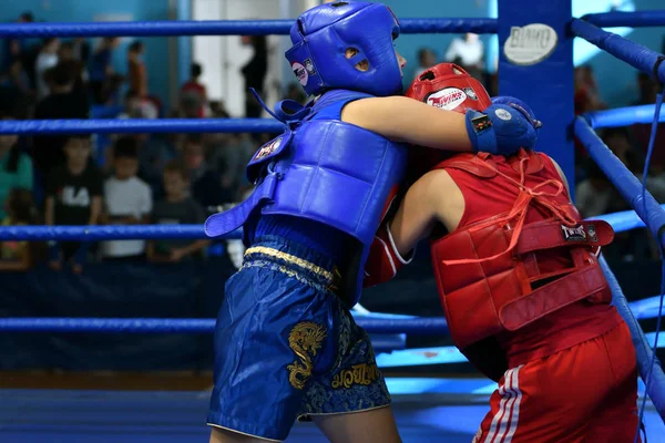 Orenburg, Russia - 20 ottobre 2019: I ragazzi gareggiano nella boxe thailandese — Foto Stock