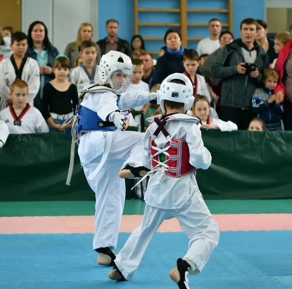 Orenburg, Rosja - 19 października 2019: Chłopcy rywalizują w taekwondo — Zdjęcie stockowe