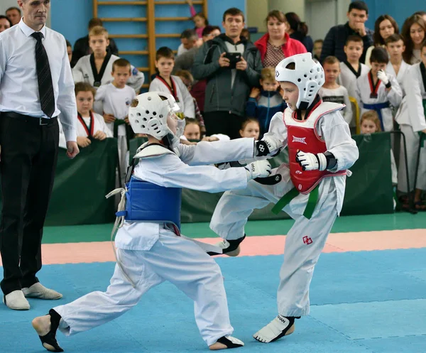 Orenburg, Rusland 19 oktober 2019: Drenge konkurrerer i taekwondo - Stock-foto