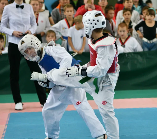 Orenburg,ロシア- 2019年10月19日:男の子はtaekwondoで競います — ストック写真