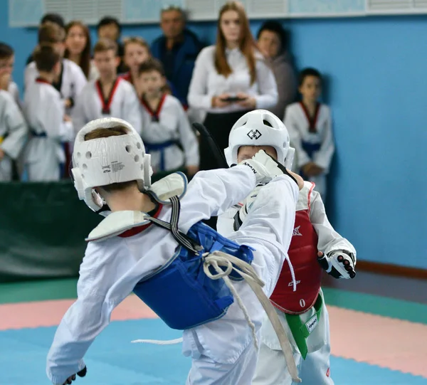 Orenburg, Rosja - 19 października 2019: Chłopcy rywalizują w taekwondo — Zdjęcie stockowe