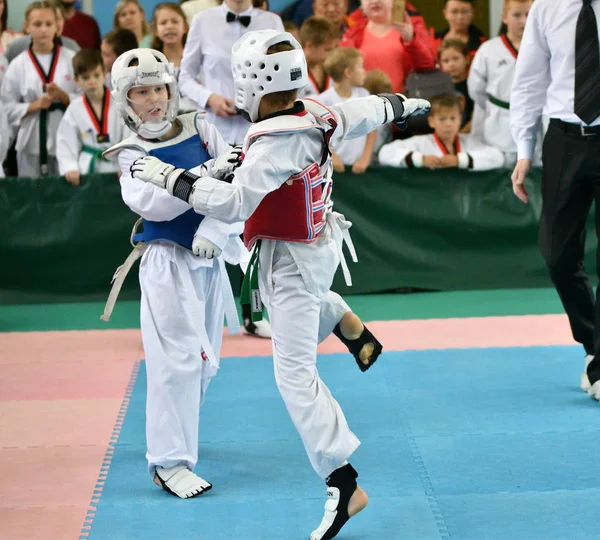 Orenburg, Rusia - 19 de octubre de 2019: Los niños compiten en taekwondo —  Fotos de Stock