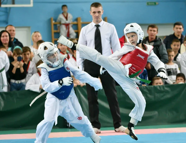 Orenburg, Ryssland - 19 oktober 2019: Pojkar tävlar i taekwondo — Stockfoto