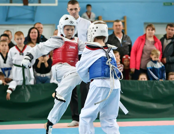 Orenburg, russland - 19. Oktober 2019: Jungen messen sich im Taekwondo — Stockfoto