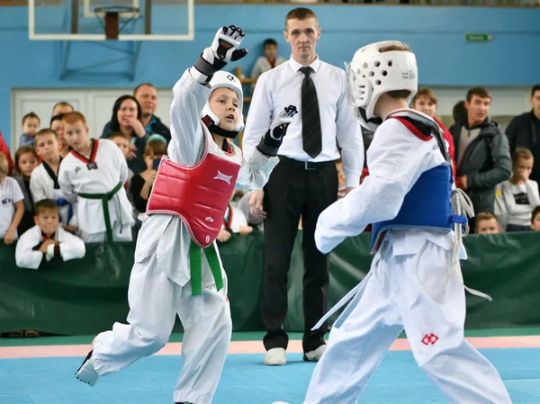 Orenburg, Oroszország - 2019. október 19.: A fiúk taekwondóban versenyeznek — Stock Fotó