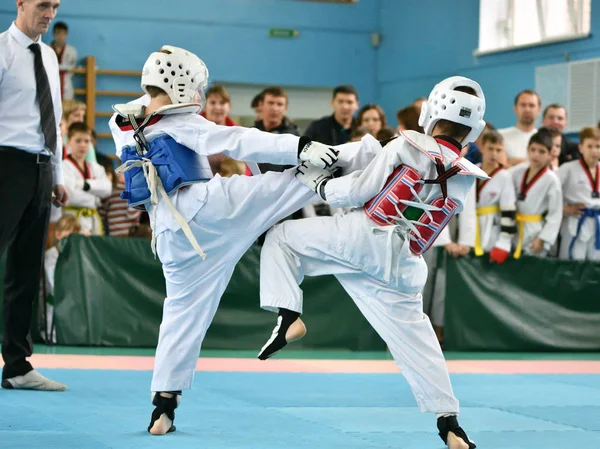 Orenburg, Russia - 19 ottobre 2019: I ragazzi gareggiano a taekwondo — Foto Stock