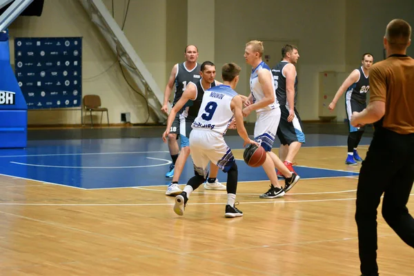 Orenburg, Ryssland-13-16 juni 2019 år: män spela basket — Stockfoto