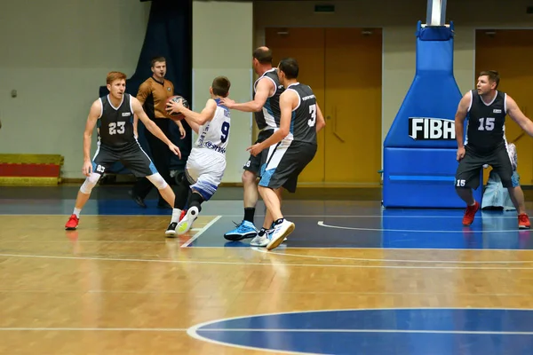 Orenburg, Rosja-13-16 czerwca 2019 rok: Mężczyźni grają w koszykówkę — Zdjęcie stockowe