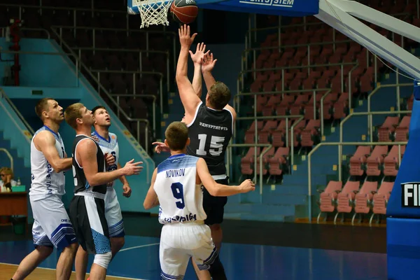 Orenburg, Rusya - 13-16 Haziran 2019 yıl: Erkekler basketbol oynuyor — Stok fotoğraf