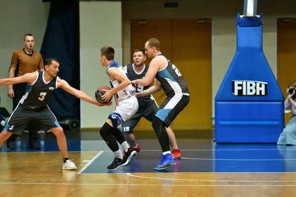 Orenburg, Russia - 13-16 June 2019 year: Men play basketball — Stock Photo, Image