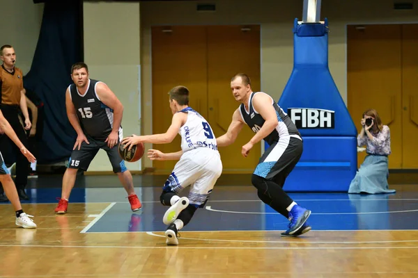 Оренбург, Росія-13-16 червня 2019 року: чоловіки грають в баскетбол — стокове фото