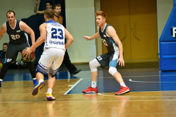 Orenburg, Russia - 13-16 June 2019 year: Men play basketball — Stock Photo, Image