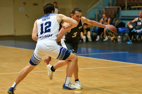 Orenburg, Rusia - 13-16 junio 2019 año: Hombres juegan baloncesto — Foto de Stock