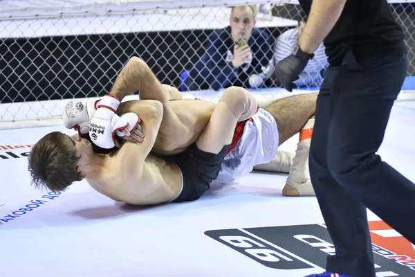 Orenburg, Rússia - 18 de fevereiro de 2017 ano: Os lutadores competem em artes marciais mistas (MMA ) — Fotografia de Stock