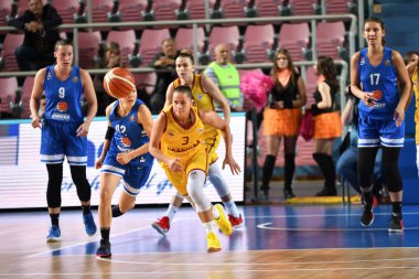 Orenburg, Rusya - 3 Ekim 2019: Kızlar basketbol oynar