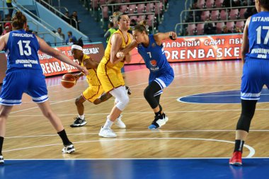 Orenburg, Rusya - 3 Ekim 2019: Kızlar basketbol oynar
